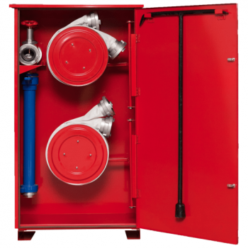 Szafa na stojak hydrantowy, 2 węże tłoczne na zwijadle i klucz hydrantowy.